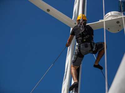 ... per poi arrampicarsi grazie alle drizze (corde nautiche)...